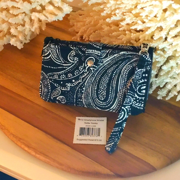 Vera Bradley - CELLPHONE HOLDER. WALLET TOO - NWT. A MUST! - Picture 5 of 10